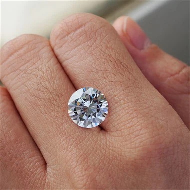 Is round shape moissanite suitable for everyday wear?